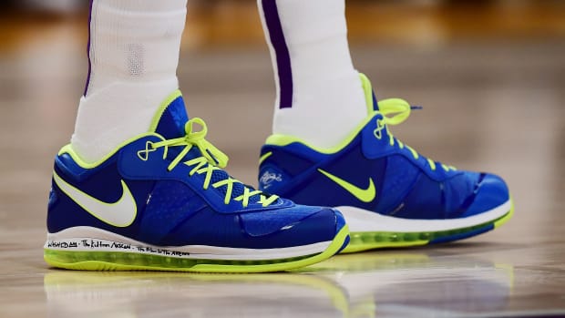 Los Angeles Lakers forward LeBron James wears the Nike LeBron 8 V2 'Sprite' sneakers against the Atlanta Hawks on January 7, 2022.